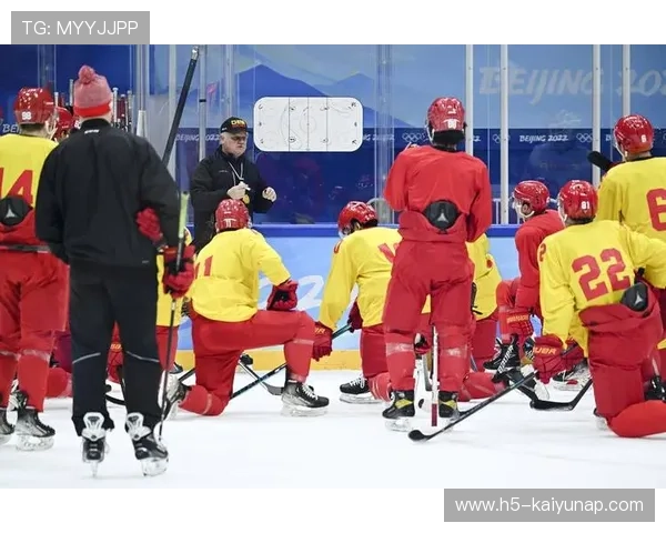 冰球青年队在训练中提升控杆和滑行能力 冰球青年队在训练中提升控杆和滑行能力